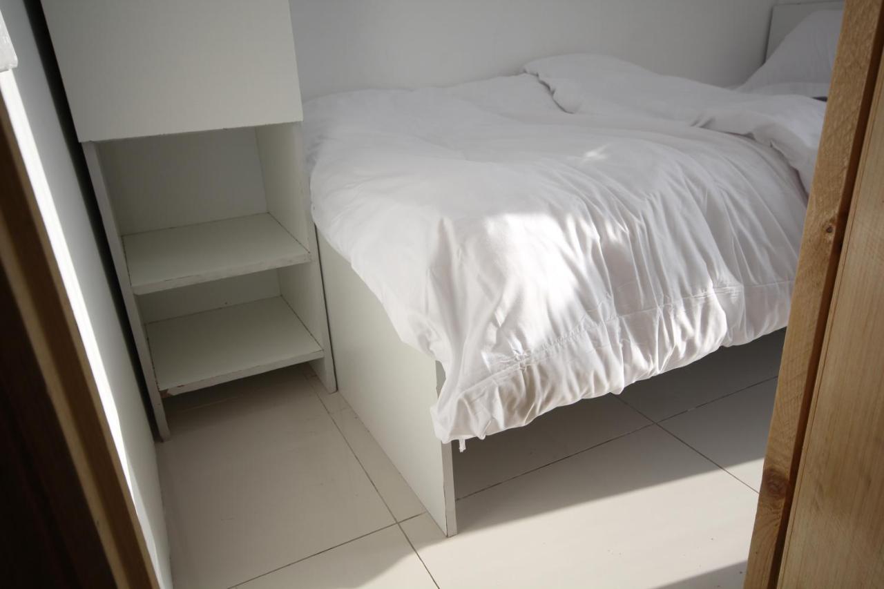 Cozy Rooms And Small Partitions For Men Guests In Dubaj Kültér fotó